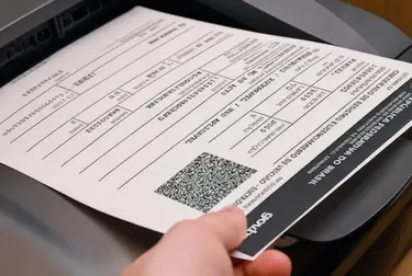 Impressora em funcionamento na impressão do CRLV-e em um despachante.